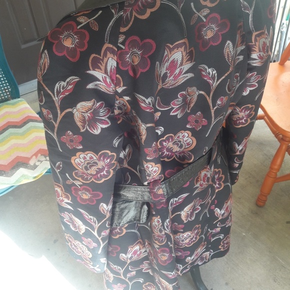 Absolutely exquisite show stopper!! Gabbana couture jacket - Picture 3 of 4